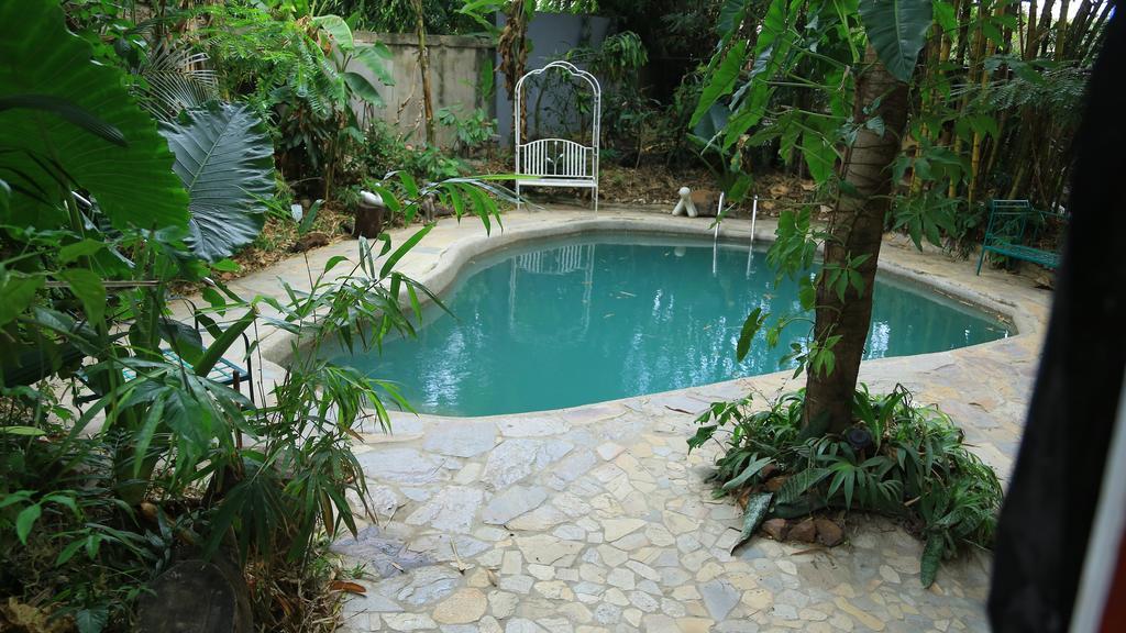 Bushman Cafe Hotel Abidjan Exterior photo