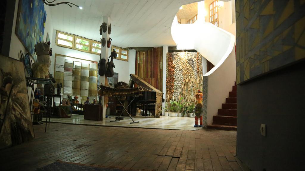 Bushman Cafe Hotel Abidjan Exterior photo