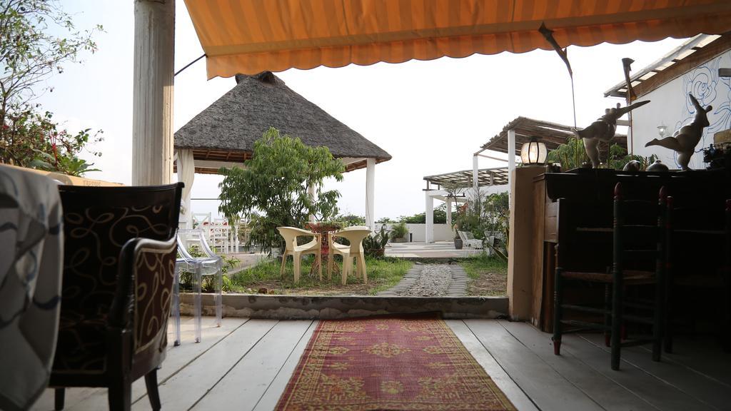 Bushman Cafe Hotel Abidjan Exterior photo